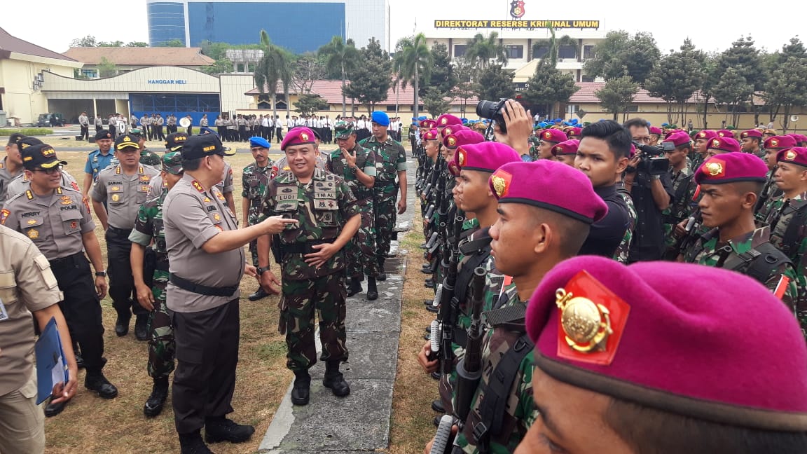 Kapolda Jatim melakukan inspeksi pasukan