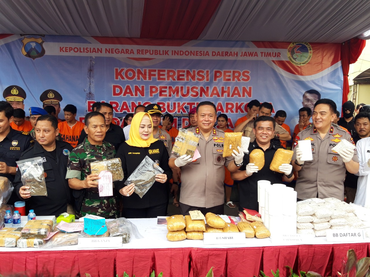 Kapolda Jatim Irjen Pol Luki Hermawan Saat Pemusnahan Barang Bukti Narkoba Jenis Sabu, Rabu (19/9/2018).