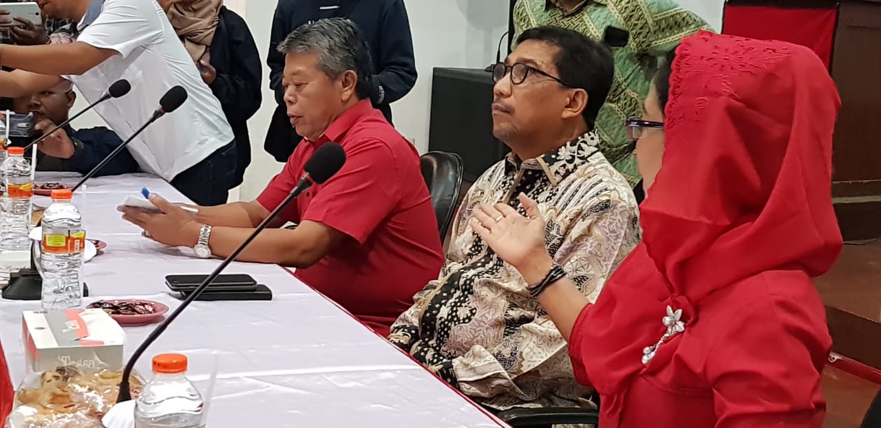 Machfud Arifin (tengah) pada rapat pertama TKD di kantor DPD PDIP Jatim