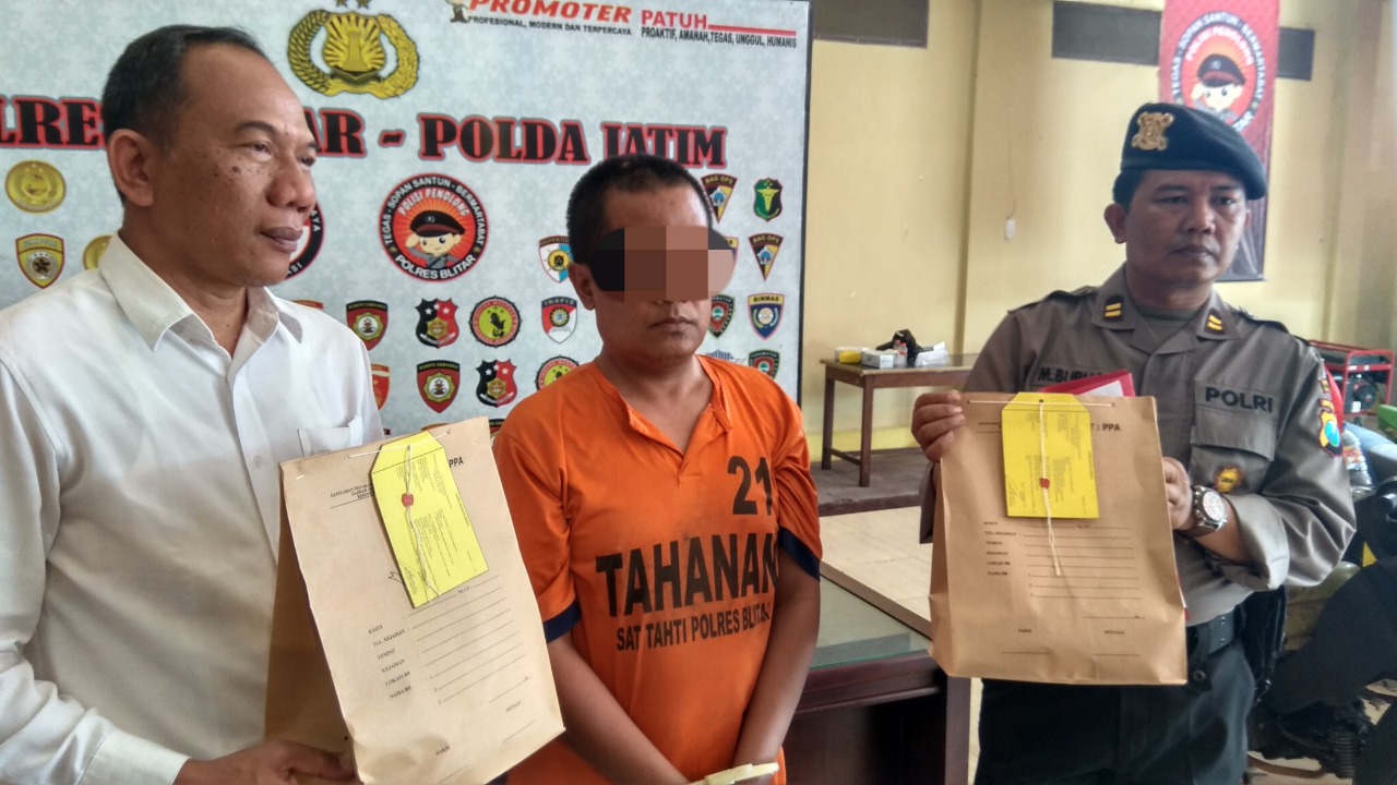 Petugas menunjukkan tersangka dan barang bukti