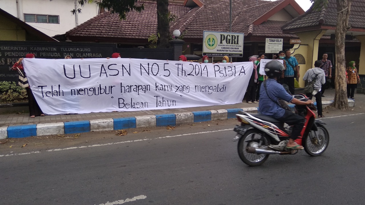 Protes Aturan Rekrutmen Pegawai, Guru SD di Tulungagung Mogok Mengajar