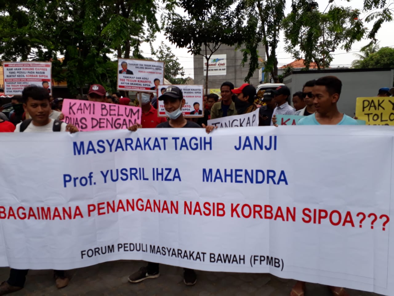 Massa yang menggelar demonstrasi untuk menagih janji Yusril menjadi pengacara mereka, Kamis (20/9/2018)