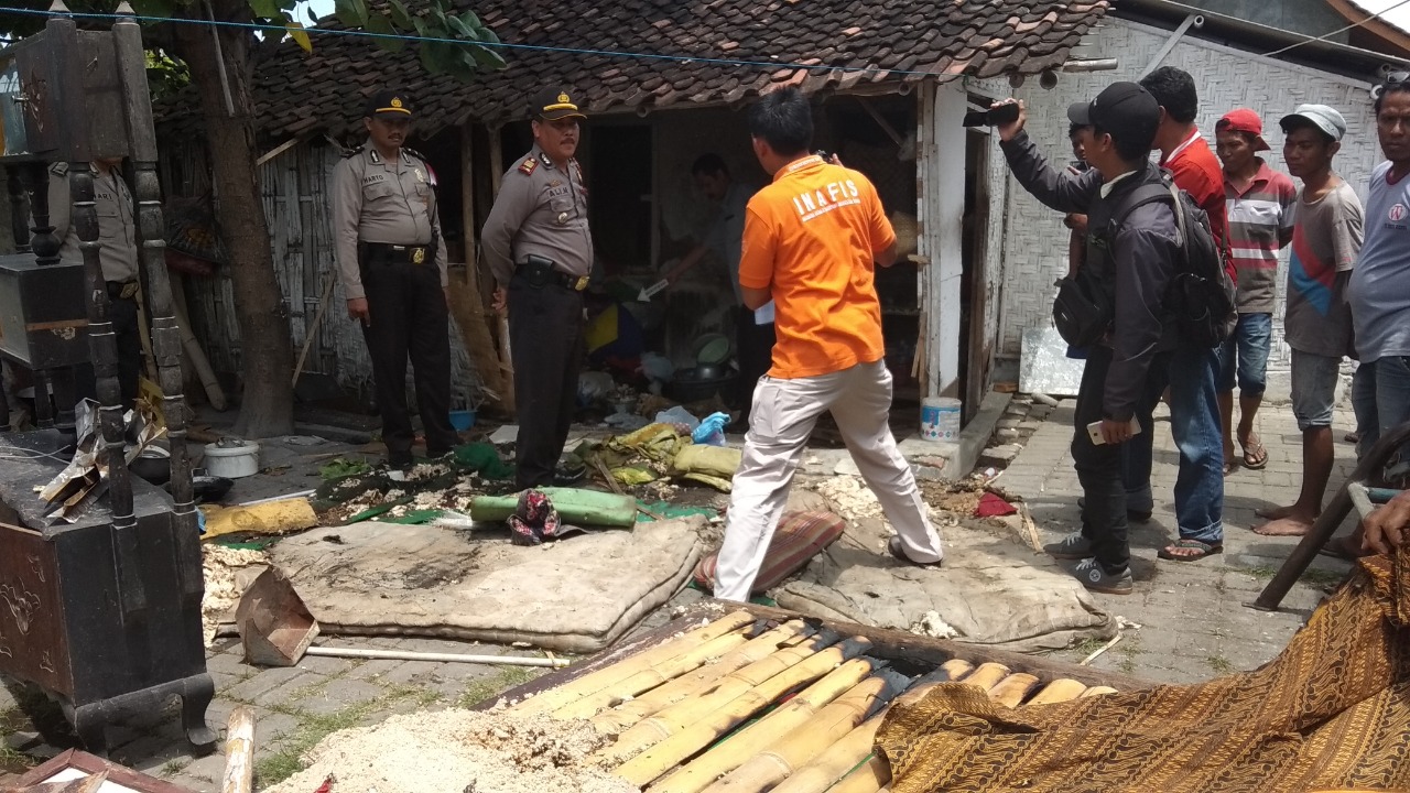 Petugas melakukan olah tempat kejadian perkara