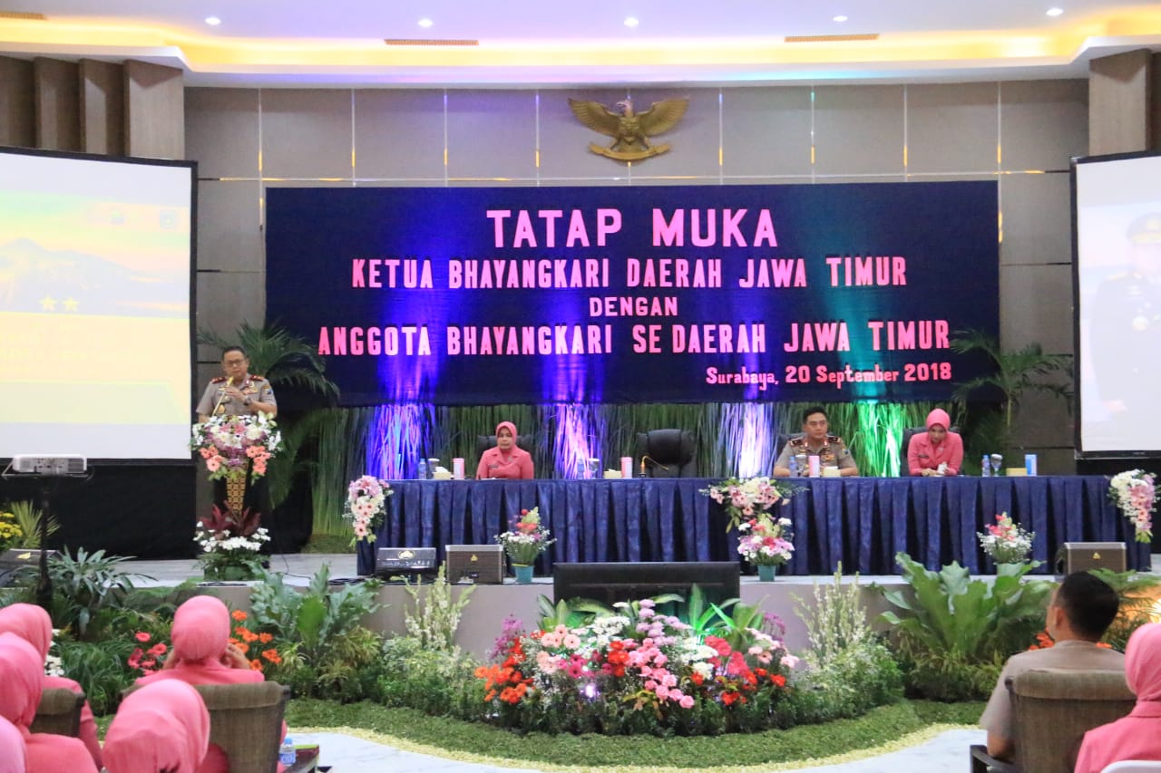 Kapolda Jawa Timur Irjen Pol Luki Hermawan memberikan pengarahan dalam acara Tatap Muka Ketua Bhayangkari Daerah Jatim dengan Anggota Bhayangkari se Jawa Timur, Kamis (20/9/2018)