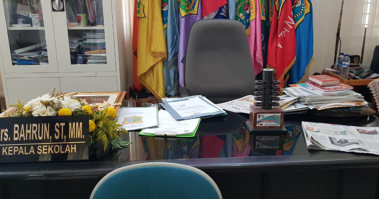 Kursi Kepala Sekolah SMKN 1 Surabaya, Bahrun, yang terlihat kosong