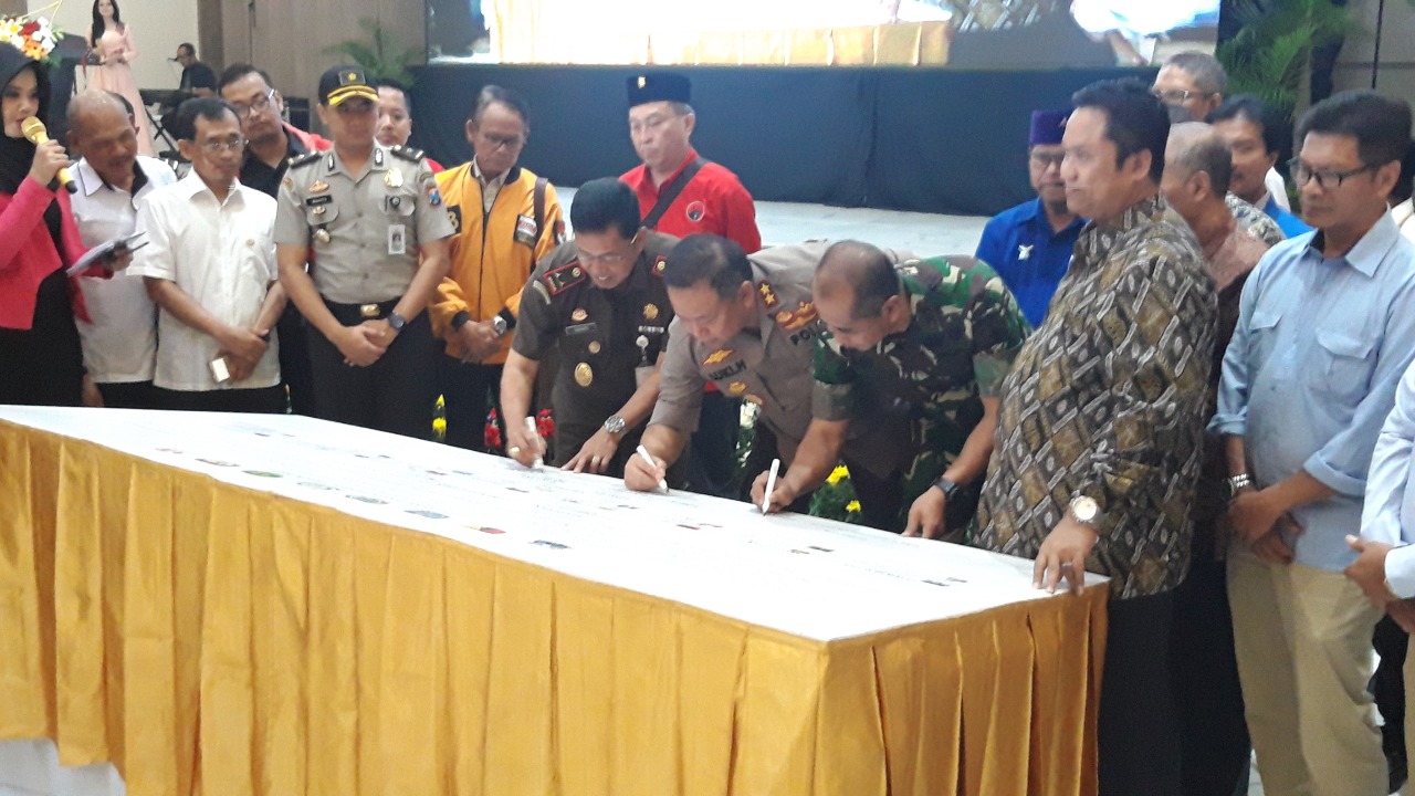 Kajati Jatim, Kapolda Jatim, Pangdam V Brawijaya saat menandatangani Deklarasi Damai Pemilu 2019 di Gedung Mahameru Mapolda Jatim, Kamis (27/9/2018)


