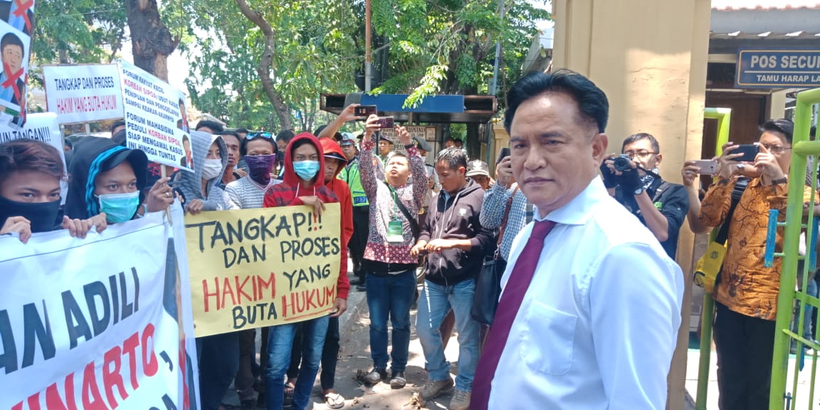 Yusril saat menemui para pendemo di depan Pengadilan Negeri Surabaya, Kamis (27/9/2018).