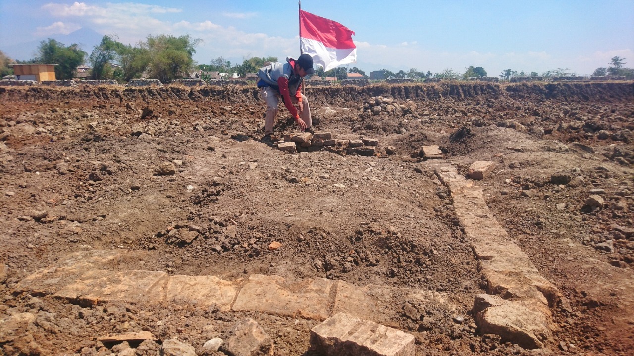 Batu bata kuno yang ditemukan masyarakat Desa Belahan Tengah, Kecamatan Mojosari, Kabupaten Mojokerto menjadi tontonan warga/Foto: Khilmi Sabikhisma Jane.
