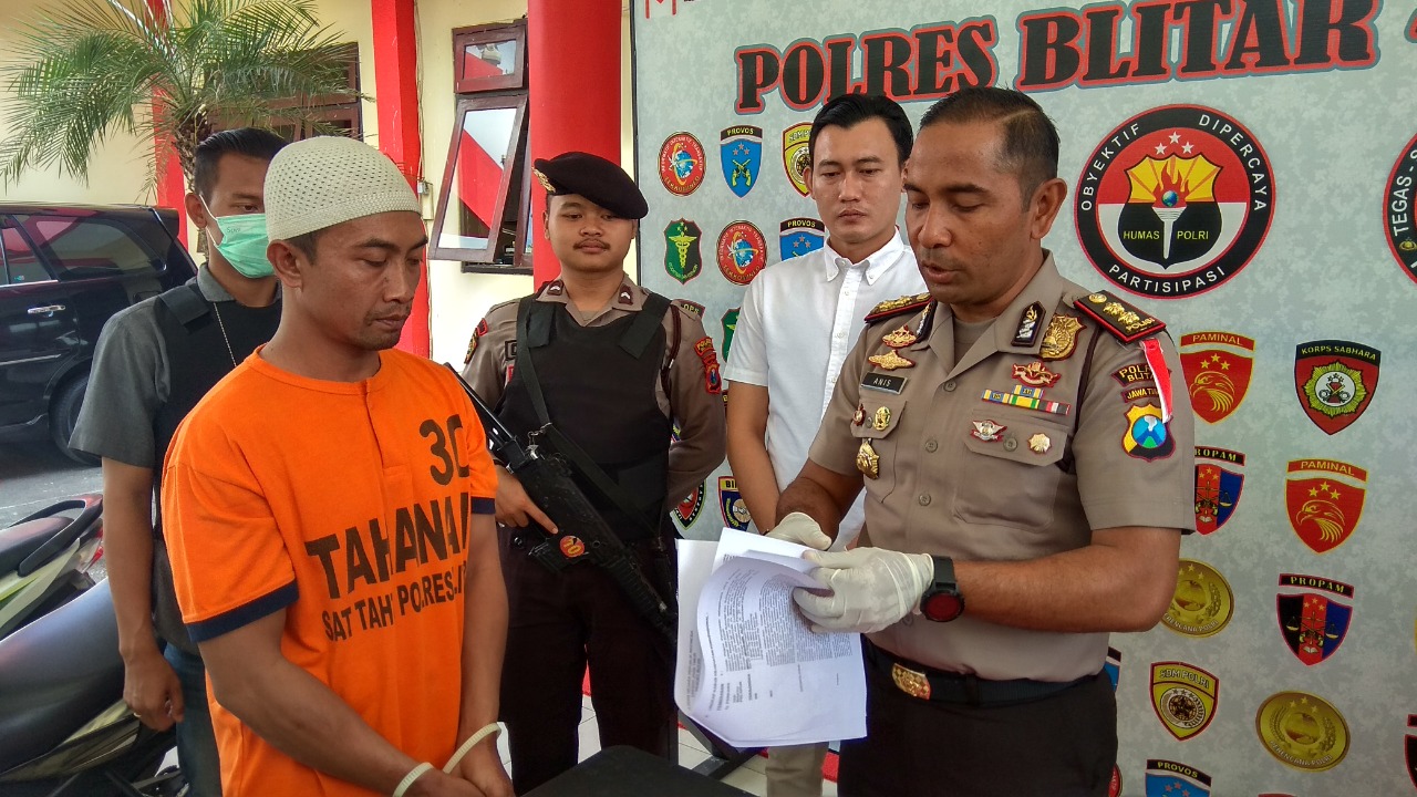 Petugas menunjukkan tersangka dan barang bukti