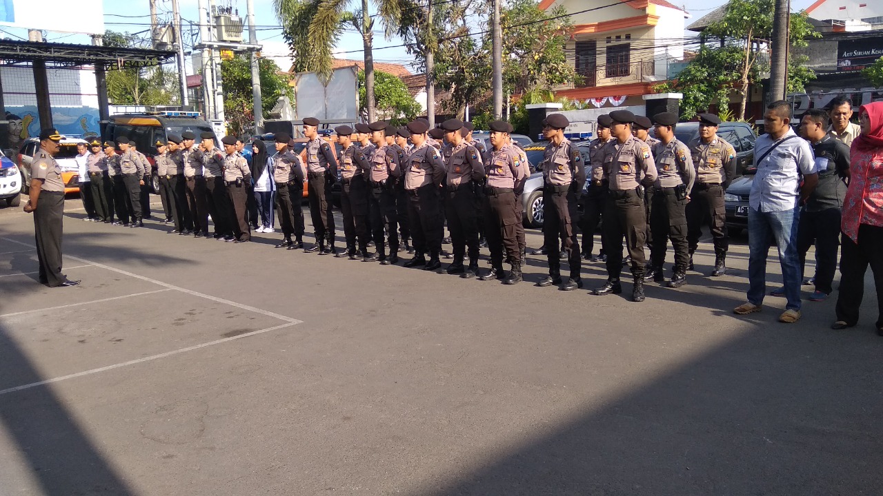 Anggota Polres Tulungagung berdoa bersama dalam apel di Mapolres