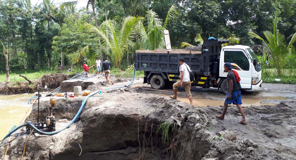Penambangan pasir dan batu liar di Blitar