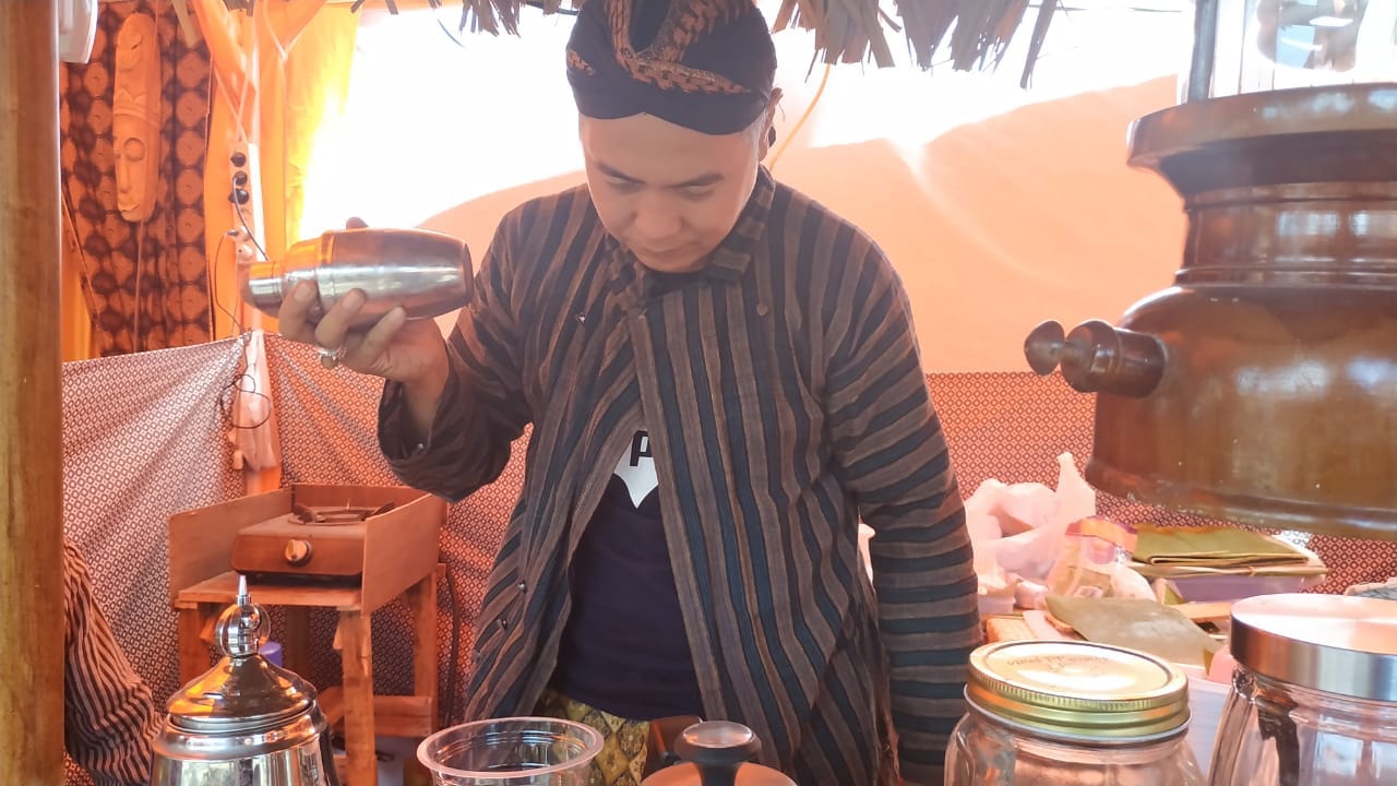 Arif menyajikan bir Jawa andalannya