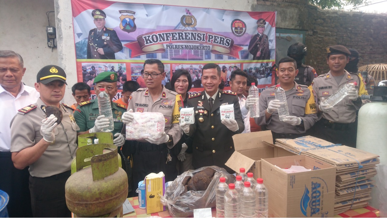 Petugas menunjukkan barang bukti miras yang berhasil disita