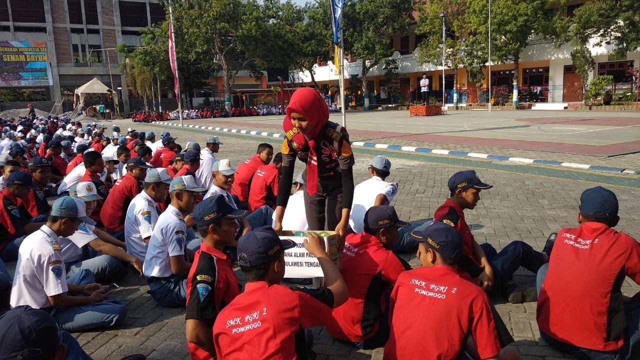 Para siswa mengumpulkan sumbangan untuk korban gempa dan tsunami di Palu, Sulteng.