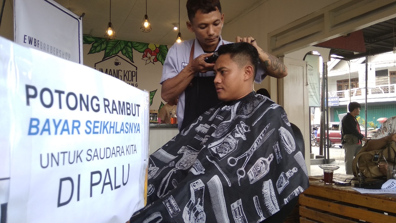 Capster di EWBF barbershop mendonasikan seluruh penghasilannya untuk korban bencana .
