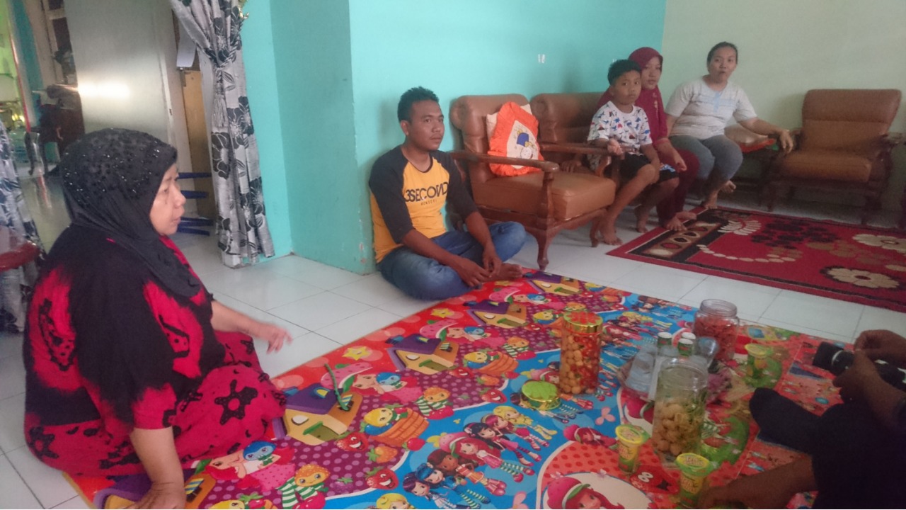 Nur Afif dan keluarganya saat berada di rumahnya di Kecamatan Kutorejo, Kabupaten Mojokerto pascagempa Palu dan Donggala./ Foto: Khilmi Sabikhisma Jane.