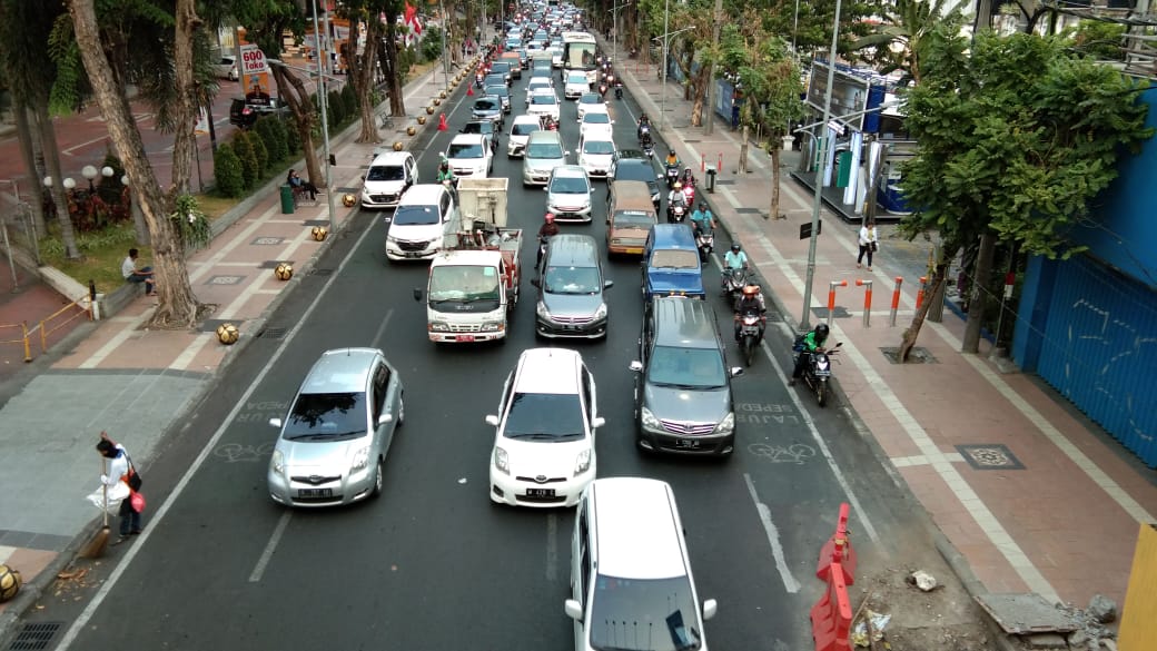 Live Traffic: Suasana Arus Lalu Lintas di Jalan Pemuda, Surabaya