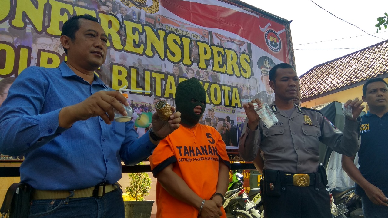 Petugas menunjukkan tersangka dan barang bukti