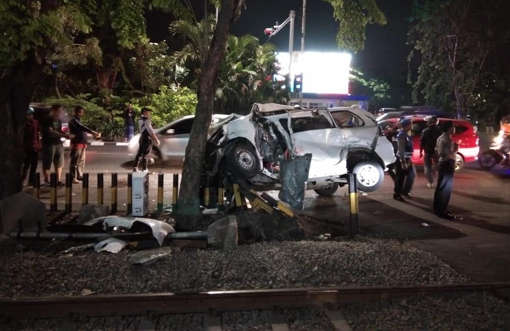 Avanza Tersambar Kereta Api di Margorejo, Begini Kronologinya