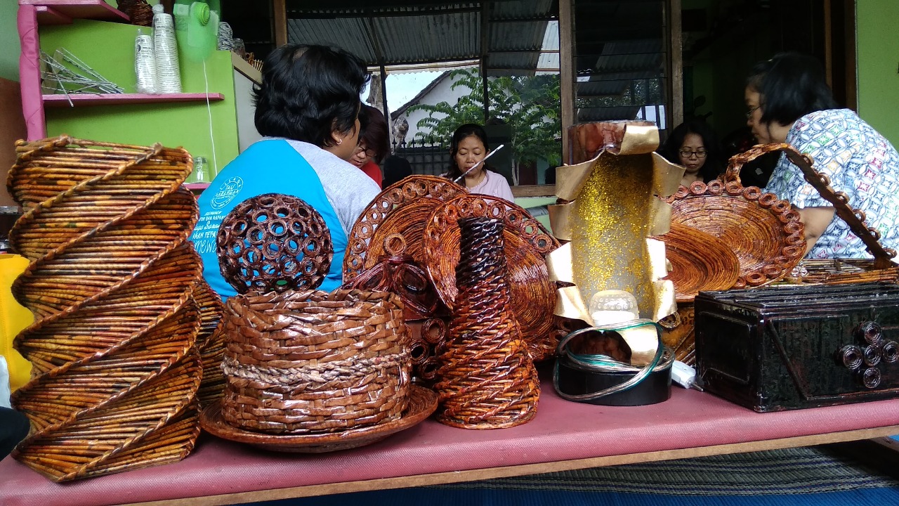 Aneka kerajinan berbahan koran bekas karya anggota jemaat gereja