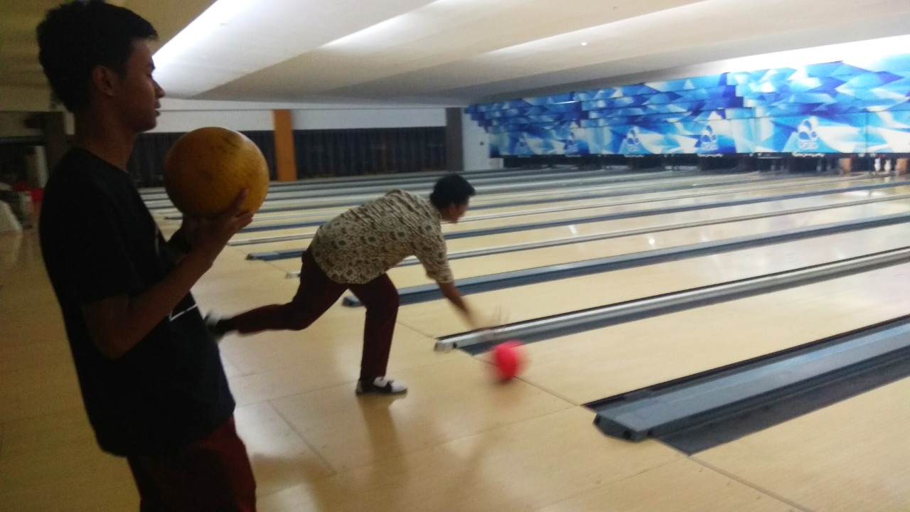 Para siswa berlatih bowling