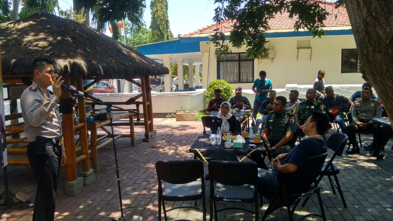 Kapolres Probolinggo Kota AKBP Alfian Nurrizal, bersama Dandim 0820 Letkol Kav Depri Rio Saransi memberikan statemen soal penangkalan berita hoax jelang Pemilu 2019.