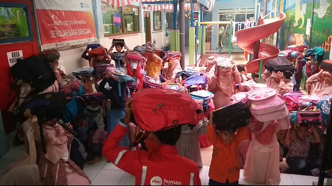 Siswa TK yang mensimulasikan diri  melakukan evakuasi saat terjadi gempa