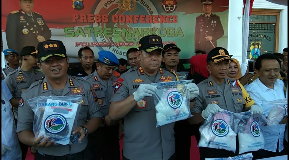 Kapolda Jatim Irjen Pol Luki Hermawan didampingi Kapolrestabes Kombes Pol Rudi Setiawan, Kabid Humas Polda Jatim Kombes Pol Frans Barung Mangera saat jumpa pers, Rabu (10/10/2018)/Foto Fajar Mujianto/jatimnow.com