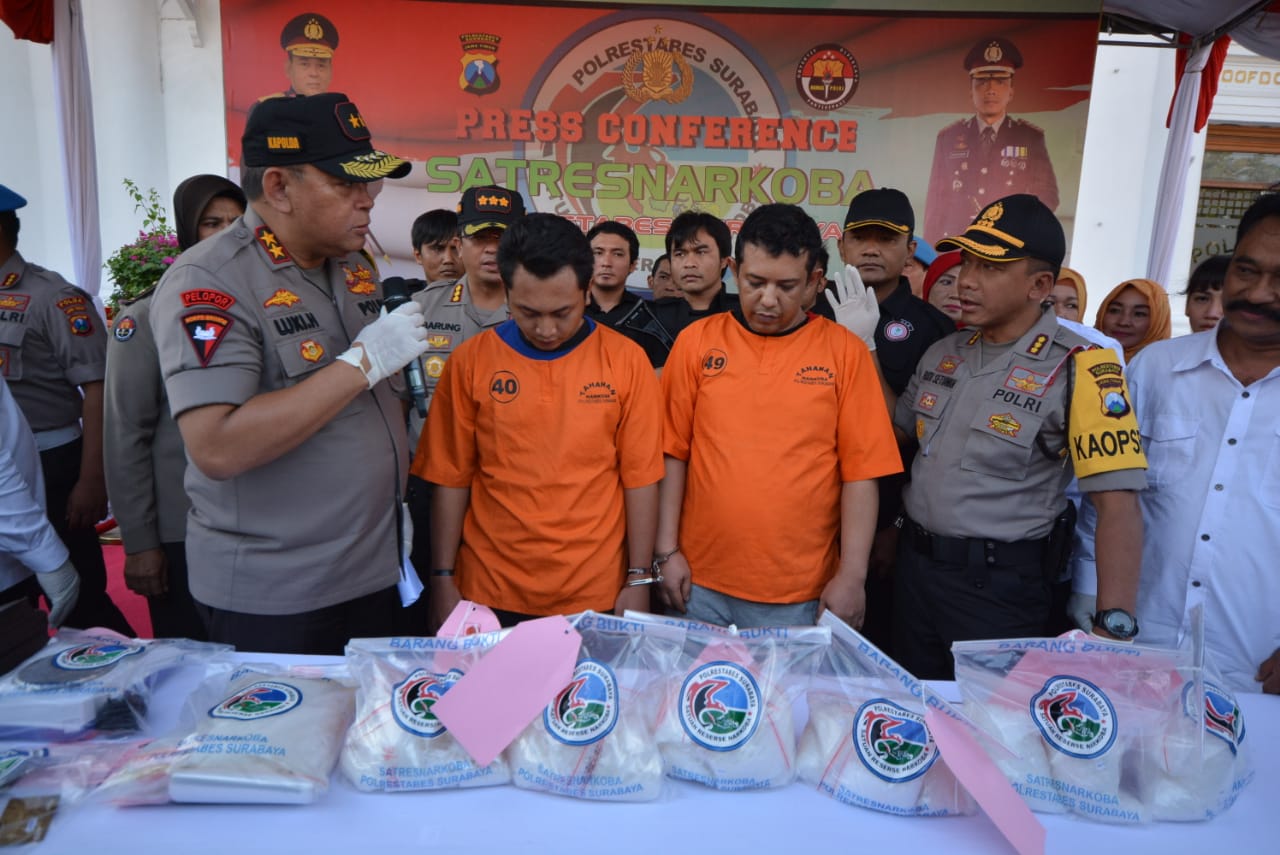 Kapolda Jatim Irjen Pol Luki Hermawan  didampingi Kapolrestabes Kombes Pol Rudi Setiawan menginterogasi dua tersangka sindikat narkoba
