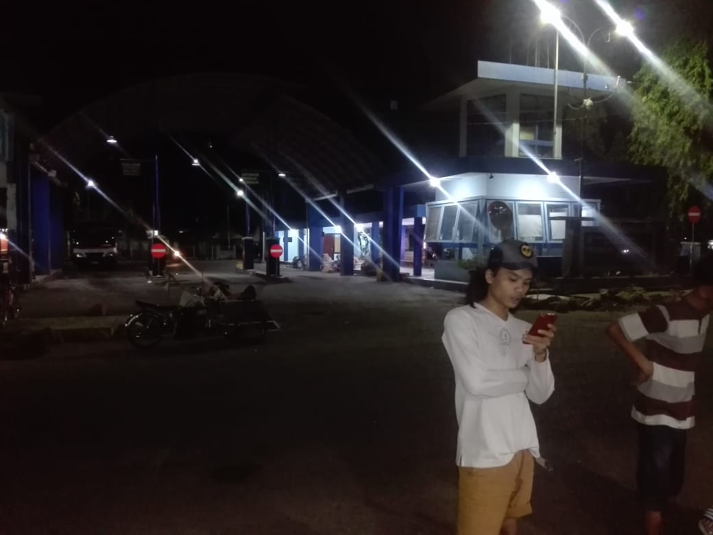 Pasca gempa warga berada di jalan raya (foto: Miski)