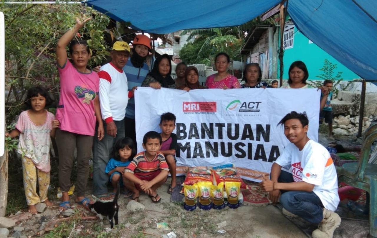 Wahyu Eko (jongkok) di lokasi pengungsian
