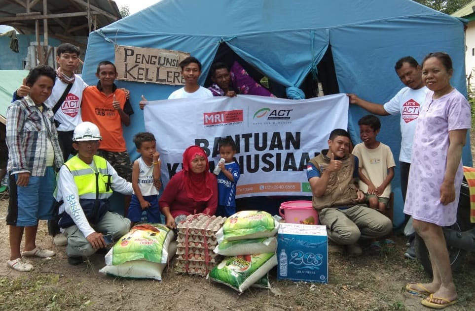 Wahyu Eko bersama korban  gempa Palu di lokasi pengungsian