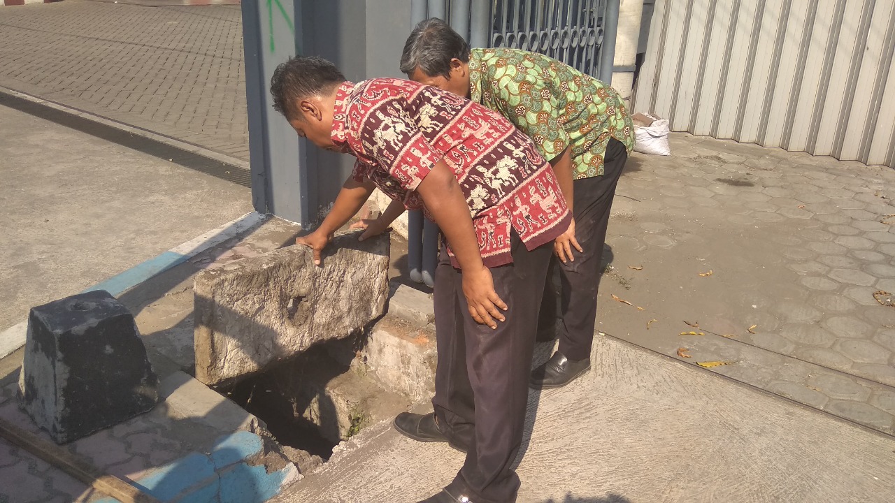 Diduga Tercemar Limbah, Air Sungai Keluar Bau Menyengat dan Uap Panas