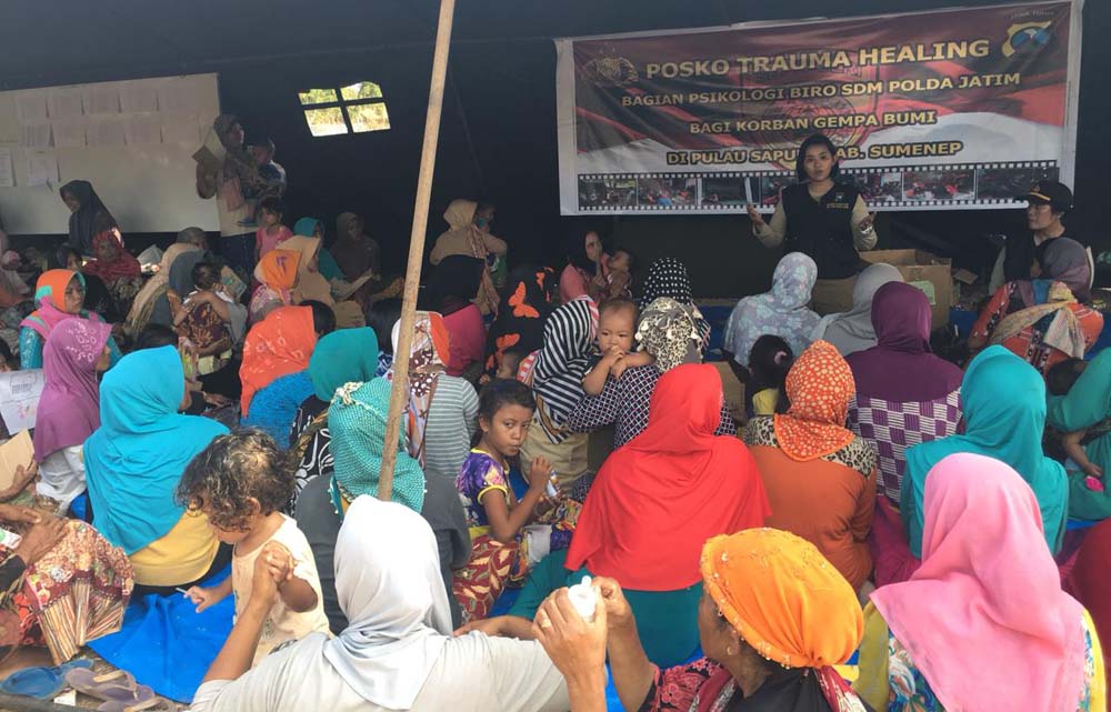 Kegiatan pendampingan psikologis dan trauma healing di posko bencana gempa Kecamatan Gayam, Sumenep.
