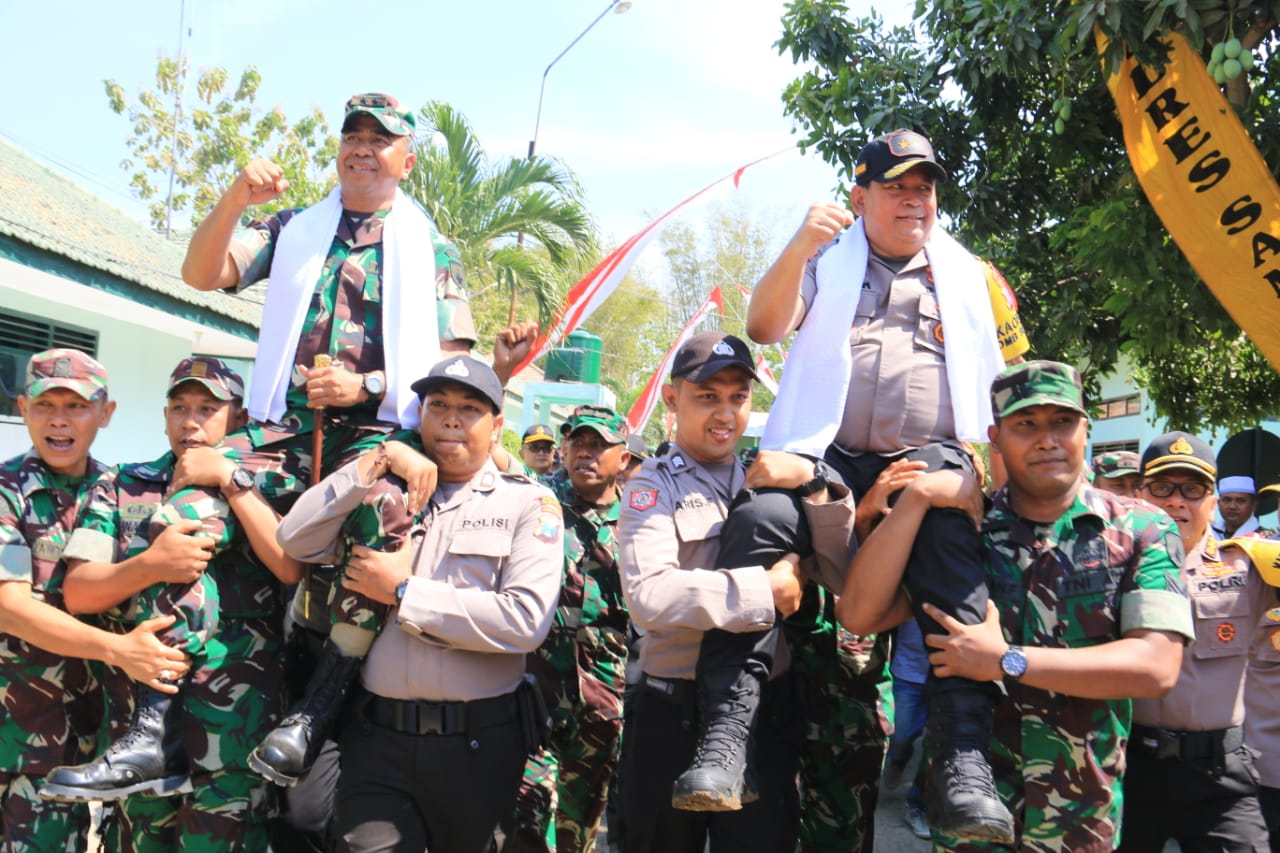 Kapolda Jatim Irjen Pol. Drs Luki Hermawan dan Pangdam V/Brawijaya, Mayor Jenderal TNI Arif Rahman usai apel sinergitas di Sampang, Madura.