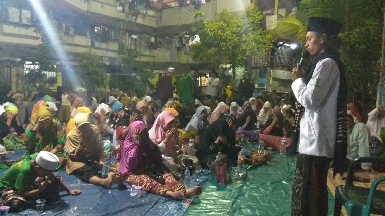 Peserta ruqyah saat mendengarkan ceramah dari ustaz