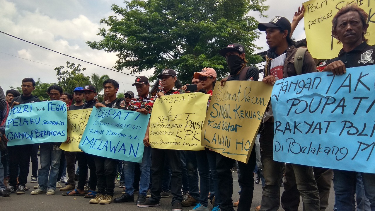 Massa yang mendesak pengusutan surat KPK palsu di Blitar