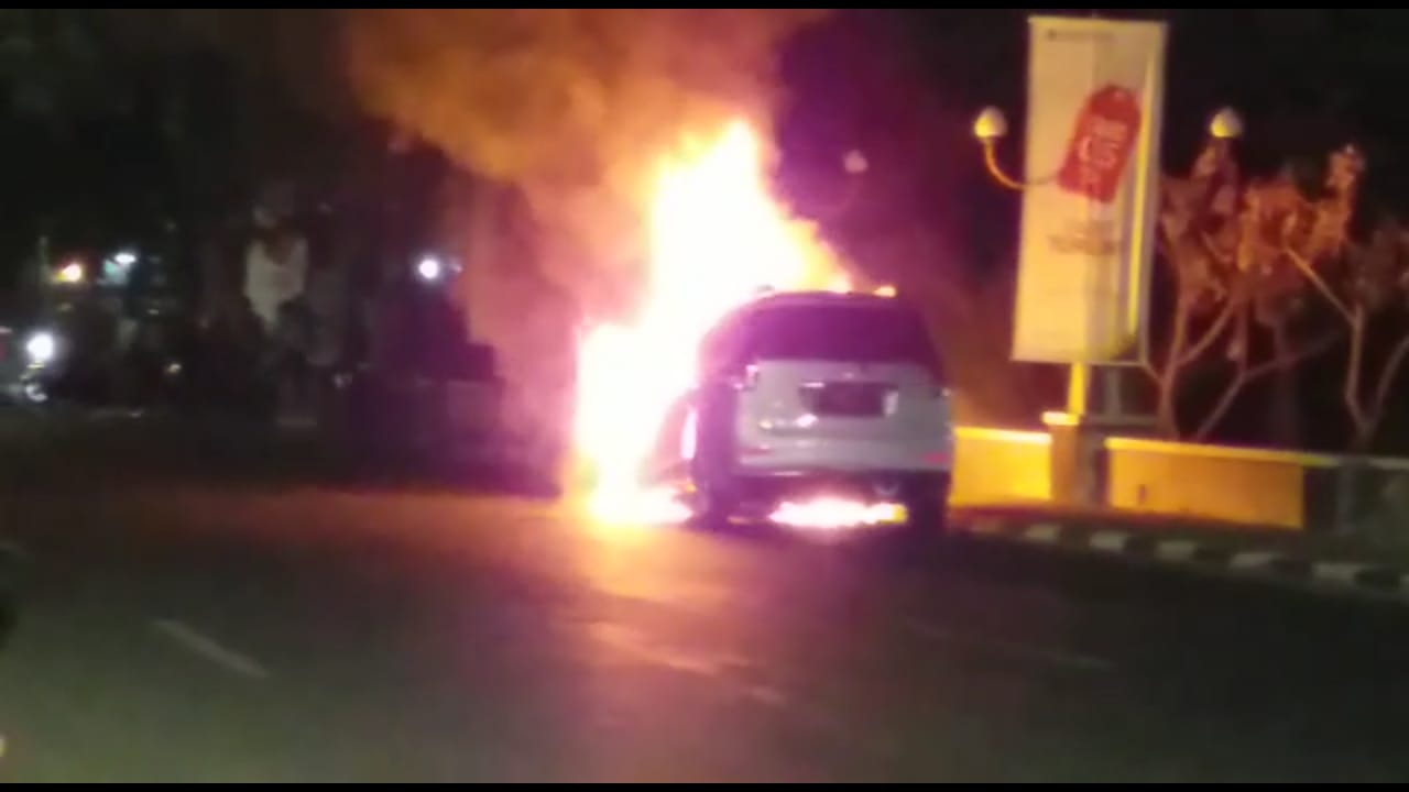 Mobil Suzuki Ertiga terbakar di Jalan Raya A Yani, Desa Sawotratap, Gedangan, Sidoarjo.