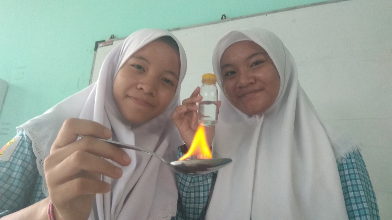 Farida Mayang Sari (14) dan Nadia Ayu Eka Putri (15), dua pelajar SMP Negeri 44 Surabaya