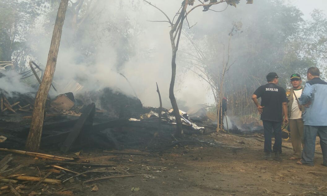 Tiga gudang berisi bahan mebel ludes terbakar/ Foto:Khilmi Sabikhisma Jane/jatimnow.com