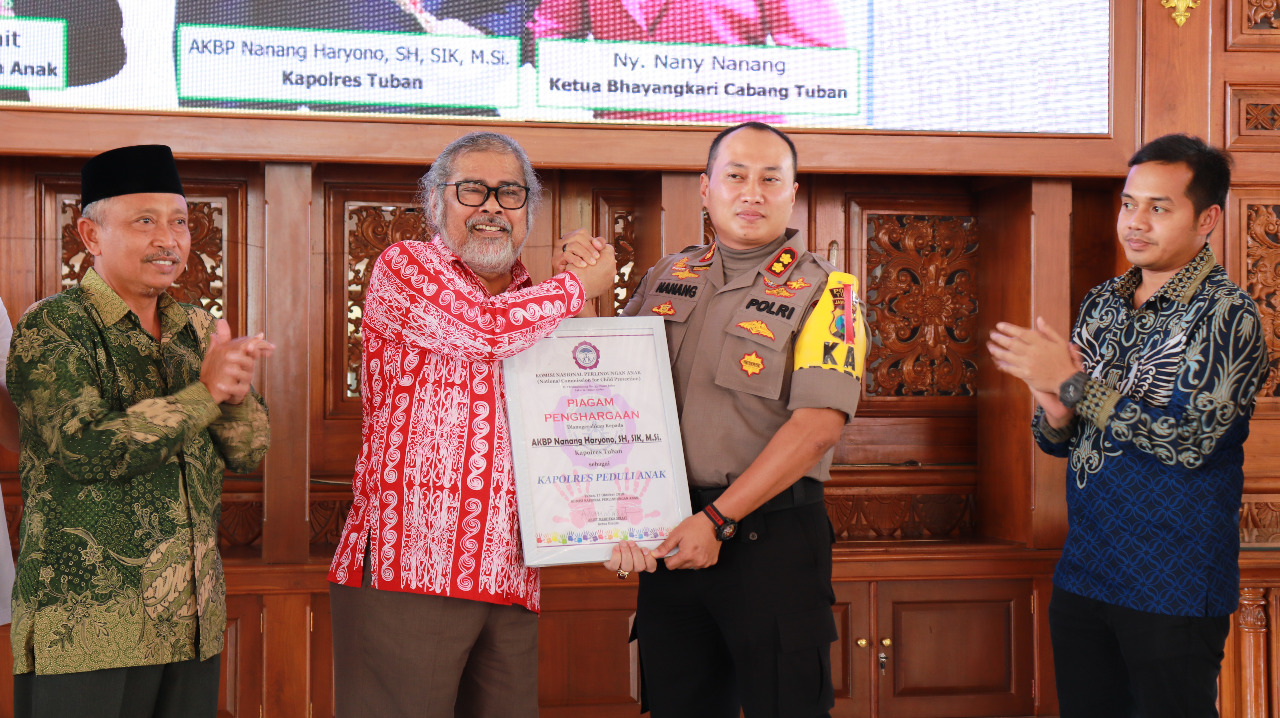Kapolres Tuban AKBP Nanang Haryono menerima penghargaan dari Ketua Komnas Perlindungan Anak Arist Merdeka Sirait