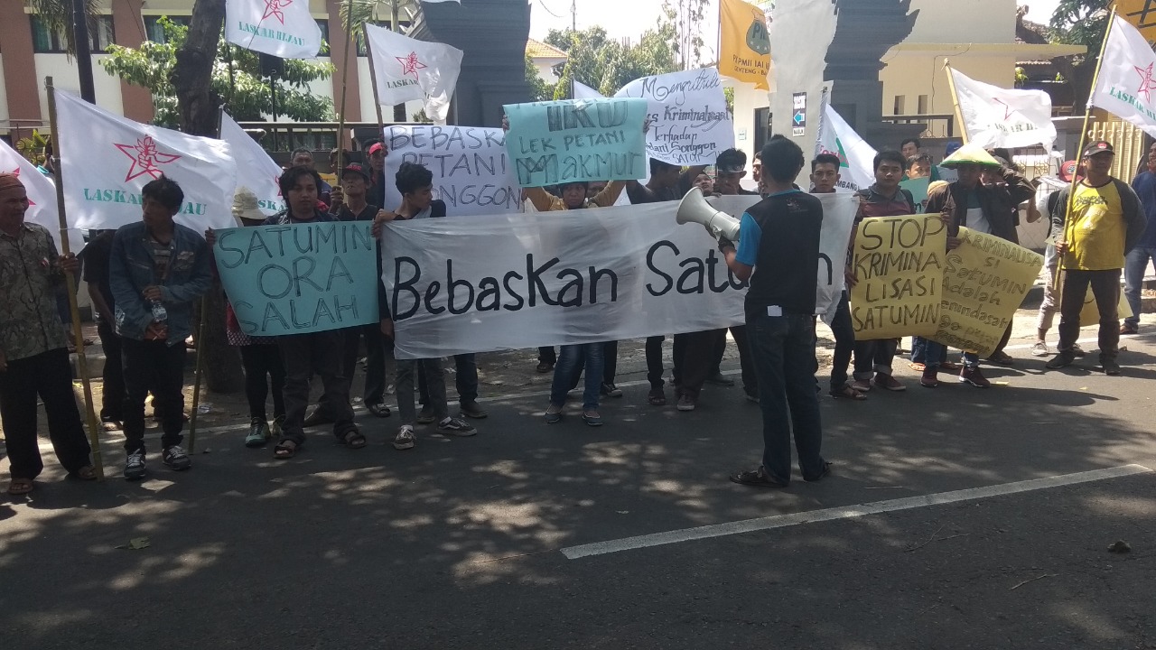 Puluhan massa pendukung Satumin saat berorasi di depan PN Jalan A Yani Banyuwangi