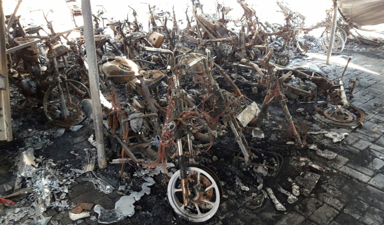 Sejumlah motor yang terbakar  di rumah parkir