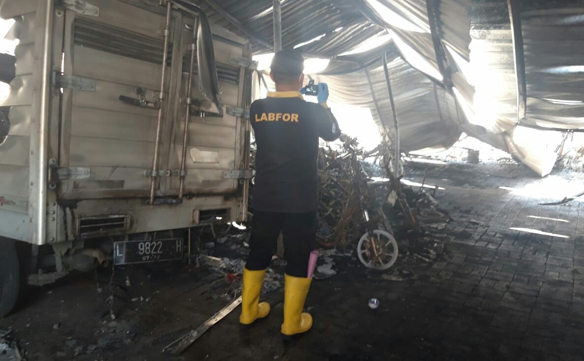 Tim Labfor Polda Jatim Identifikasi Penyebab Kebakaran Rumah Parkir