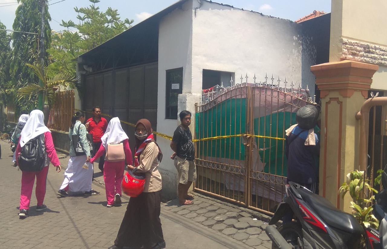 Warga terlihat masih berkerumun menonton rumah parkir  bekas terbakar