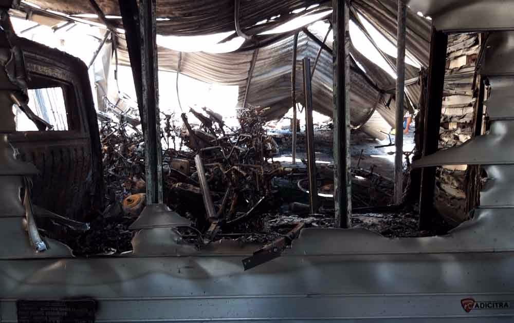 Bangkai motor korban kebakaran rumah parkir, Jumat (19/10)/Fotografer: Arry Saputra/jatimnow.com