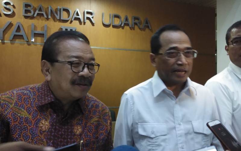 Gubernur Jawa Timur Soekarwo saat bertemu dengan Menteri Perhubungan.