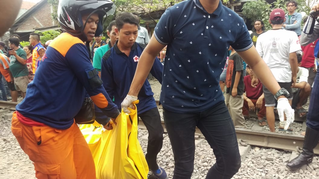 Evakuasi jenazah korban Pajero tertabrak kereta api