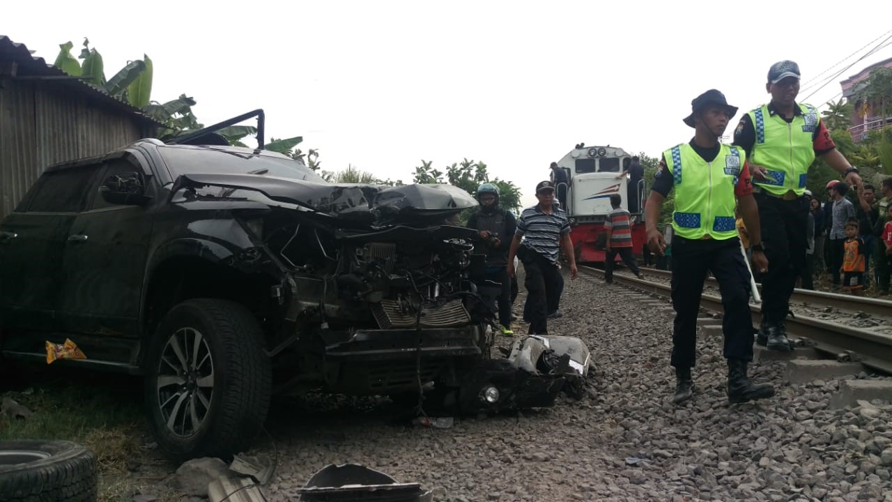 Bangkai Pajero Sport yang tertabrak KA