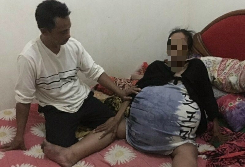 Supinah saat masih di rumahnya bersama suami.